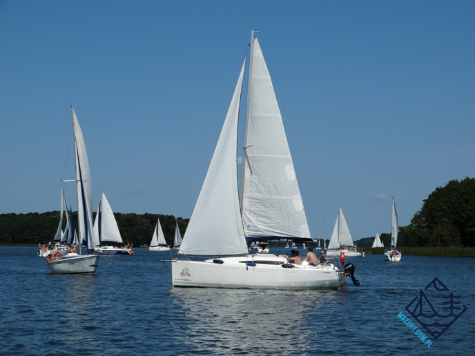 Jezioro na Mazurach z żaglówkami